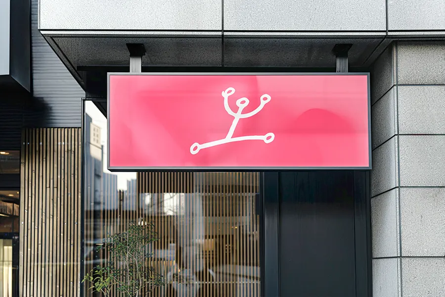 Enseigne durable et résistante aux intempéries, assurant une communication pérenne et continue pour l’entreprise