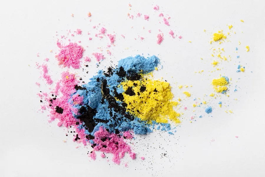 Affiche publicitaire grand format installée en ville avec passants, symbolisant la rapidité d’exécution des campagnes Dubois Imageries en moins de 48h