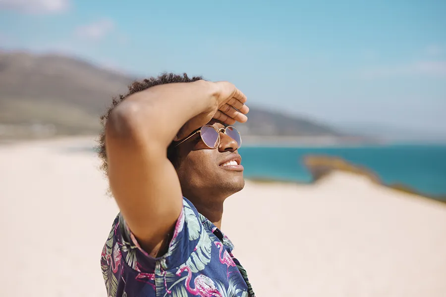 Affiche publicitaire grand format en milieu urbain captant l’attention des passants, illustrant l’impact visuel fort des campagnes Dubois Imageries en Guadeloupe et Martinique