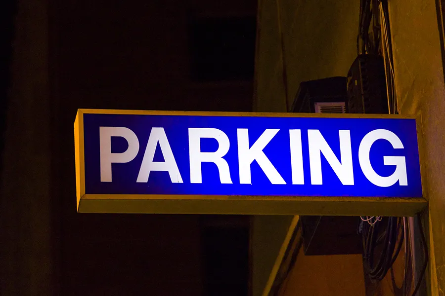 Enseigne pour lieux publics, gares, administrations et établissements scolaires, orientant efficacement les usagers