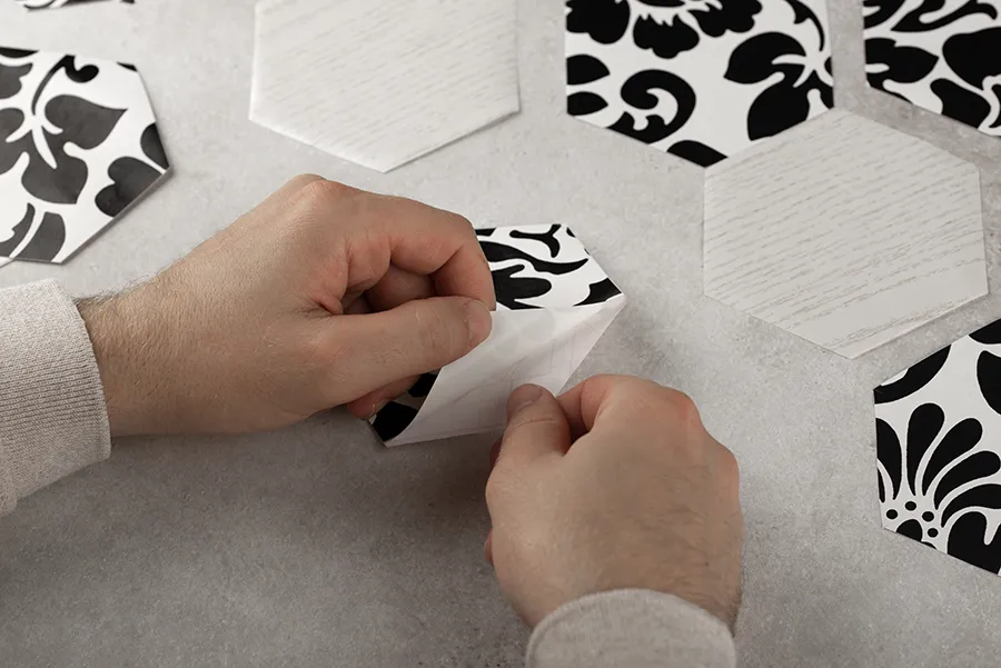 Installation professionnelle et rapide des éléments de décoration Dubois Imageries, garantissant un rendu soigné et durable