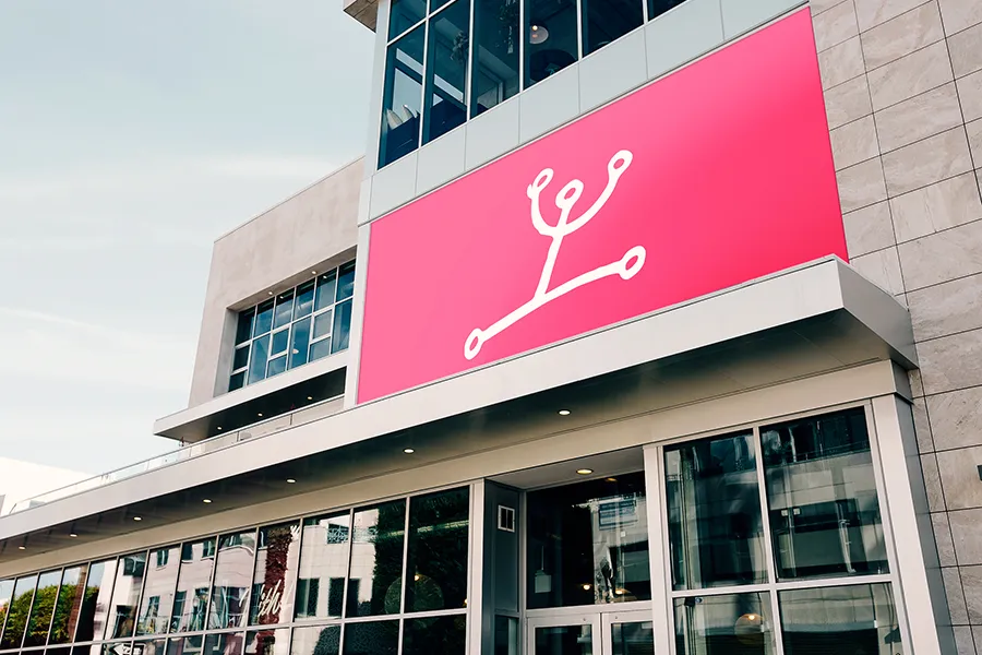 Enseigne professionnelle offrant une visibilité maximale, bien placée et conçue pour capter l’attention des passants